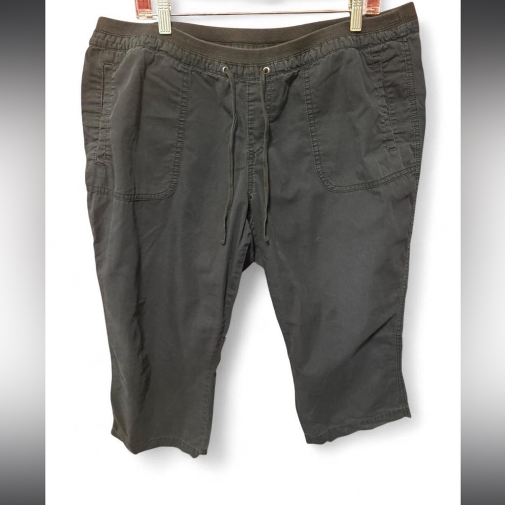 Old Navy mid-rise cargo or utility-style capri pants  women’s size xl
